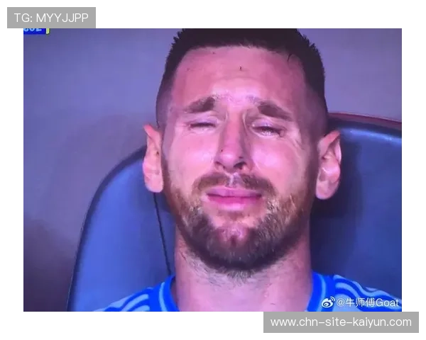 狂热队米切尔受伤离场，替补席球员起身鼓掌致意